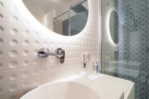 Room G Suite – details sink with mirror