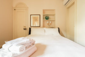 Moscova 29 – 1 bedroom apartment. Details bed