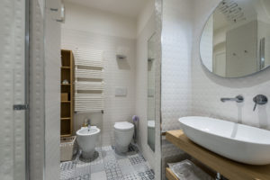 Room R Deluxe – En-Suite bathroom, details
