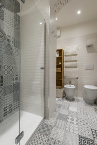 R Deluxe Room – En-Suite bathroom, shower box details