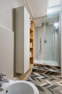 Room S Junior Suite, shower box details